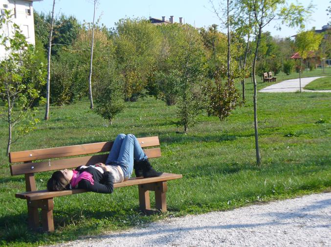 Ragazza riposa su panchina